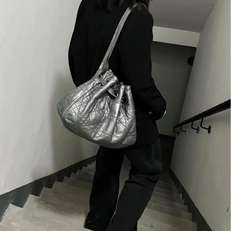 Dior 銀灰色大D餃子包-0