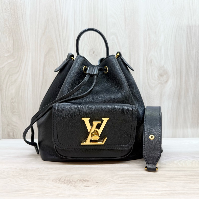 LV黑色金釦牛皮Lockme抽繩手提側背水桶包M57687-2