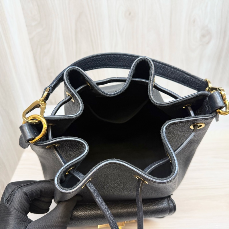 LV黑色金釦牛皮Lockme抽繩手提側背水桶包M57687-7