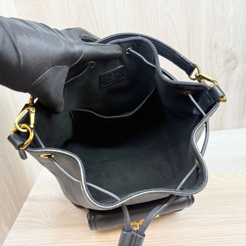 LV黑色金釦牛皮Lockme抽繩手提側背水桶包M57687-9