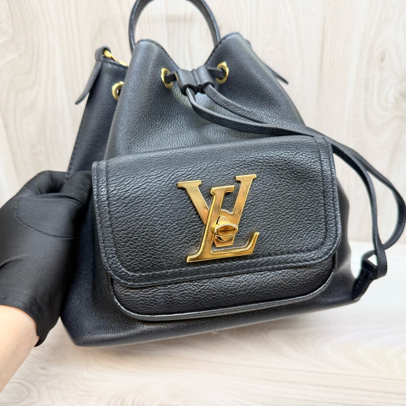 LV黑色金釦牛皮Lockme抽繩手提側背水桶包M57687-12