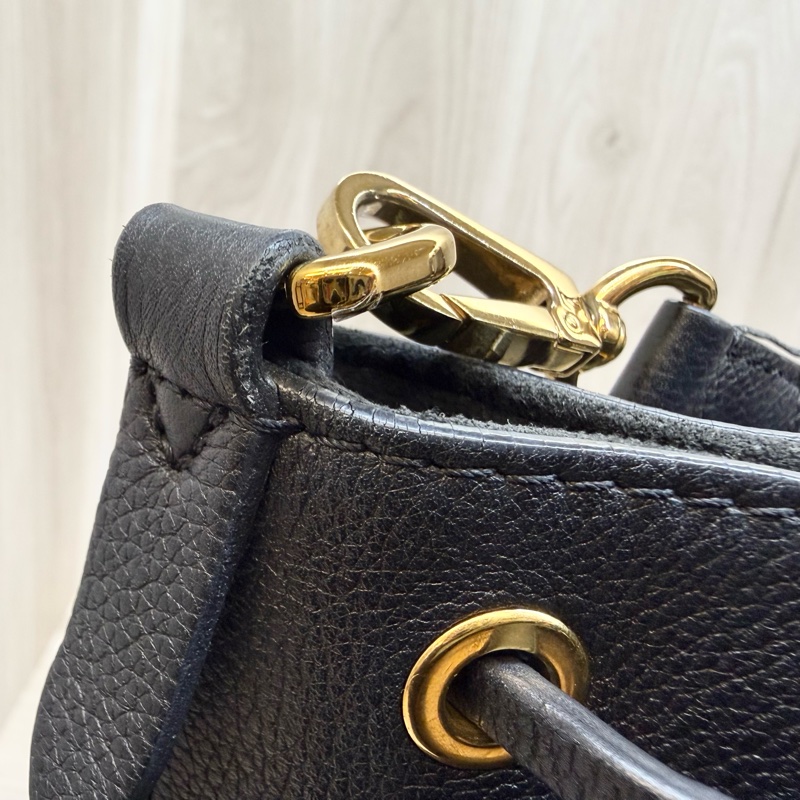 LV黑色金釦牛皮Lockme抽繩手提側背水桶包M57687-16