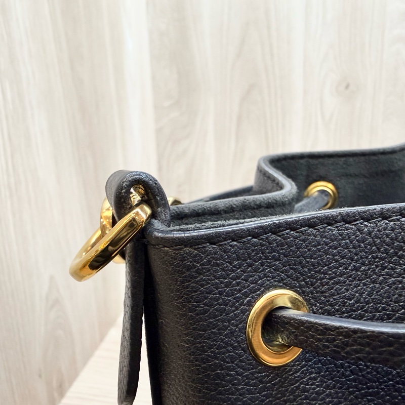 LV黑色金釦牛皮Lockme抽繩手提側背水桶包M57687-18