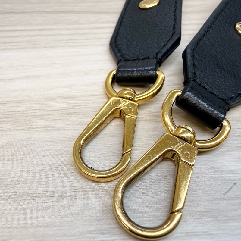 LV黑色金釦牛皮Lockme抽繩手提側背水桶包M57687-22