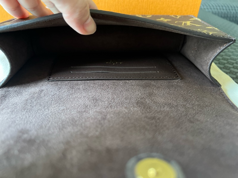 LV  Lily Monogram帆布鍊帶斜背包-1