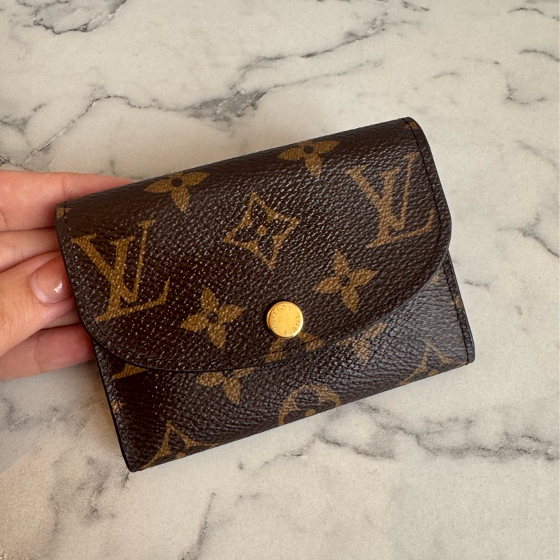 LV M62361花紋內粉釦式卡片零錢包 超好用👛-0