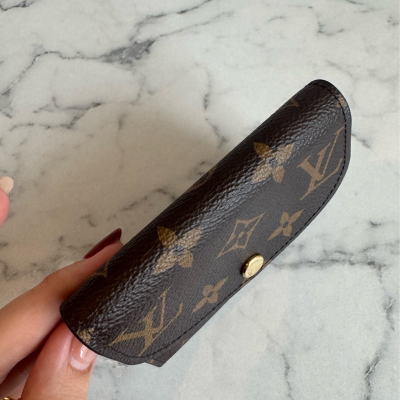 LV M62361花紋內粉釦式卡片零錢包 超好用👛-1