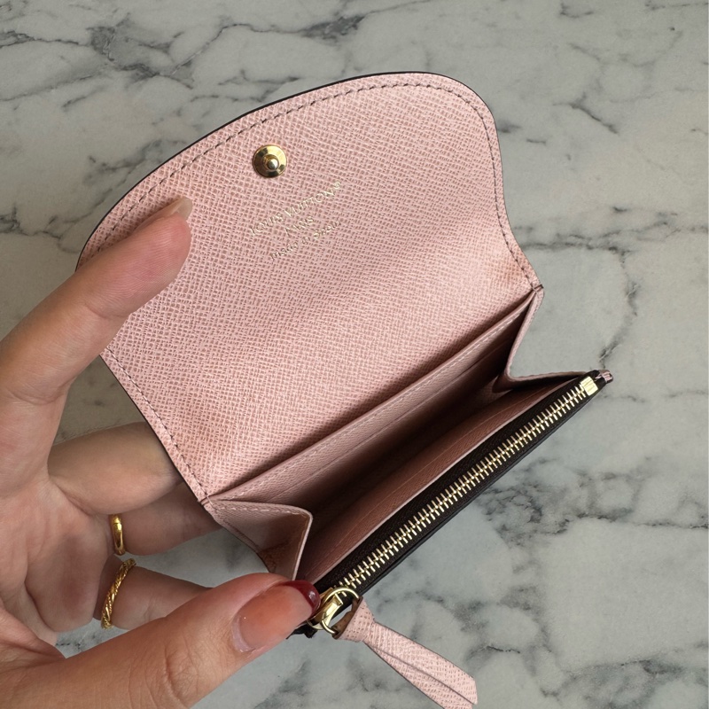 LV M62361花紋內粉釦式卡片零錢包 超好用👛-2