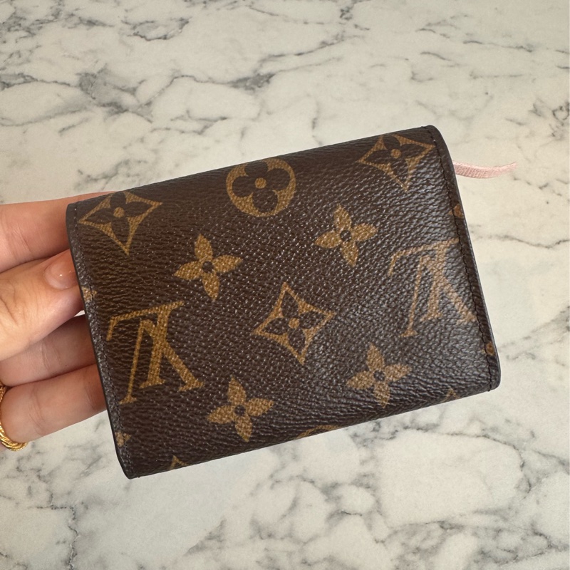 LV M62361花紋內粉釦式卡片零錢包 超好用👛-6