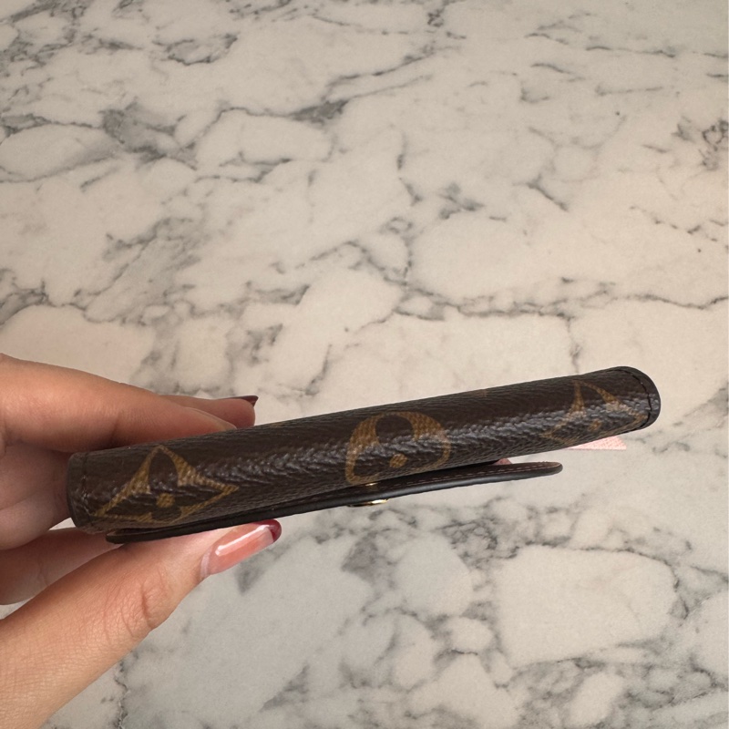 LV M62361花紋內粉釦式卡片零錢包 超好用👛-7