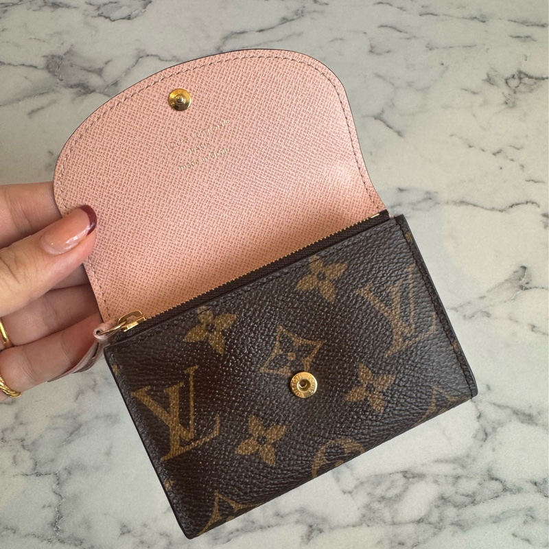 LV M62361花紋內粉釦式卡片零錢包 超好用👛-14