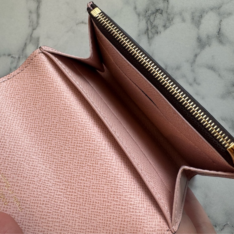 LV M62361花紋內粉釦式卡片零錢包 超好用👛-17