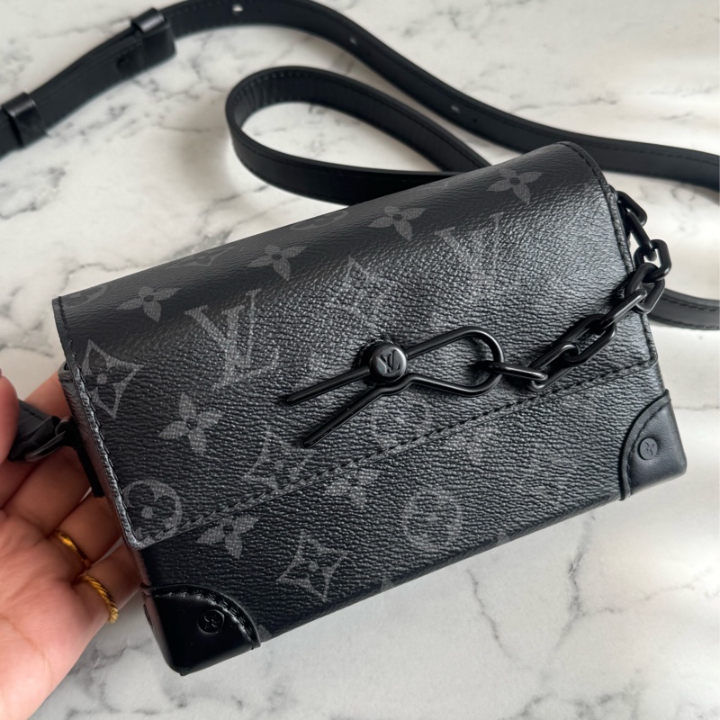 LV M81783黑花紋吸釦斜背包 超帥氣🤩🤩-0