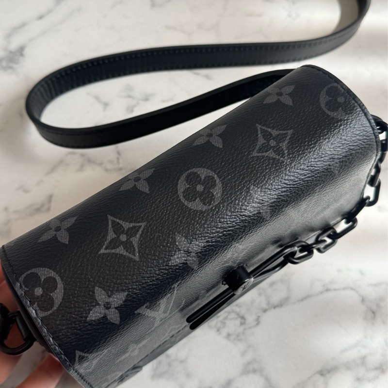 LV M81783黑花紋吸釦斜背包 超帥氣🤩🤩-1