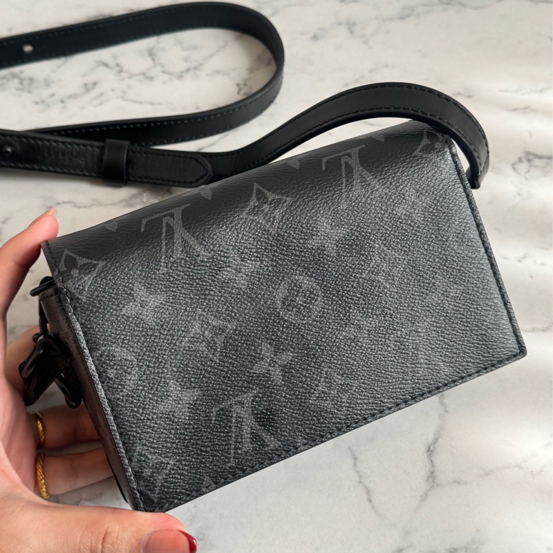 LV M81783黑花紋吸釦斜背包 超帥氣🤩🤩-6