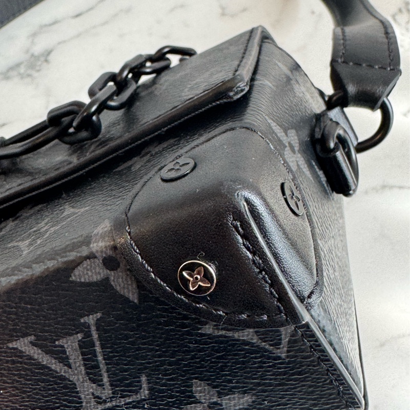 LV M81783黑花紋吸釦斜背包 超帥氣🤩🤩-9