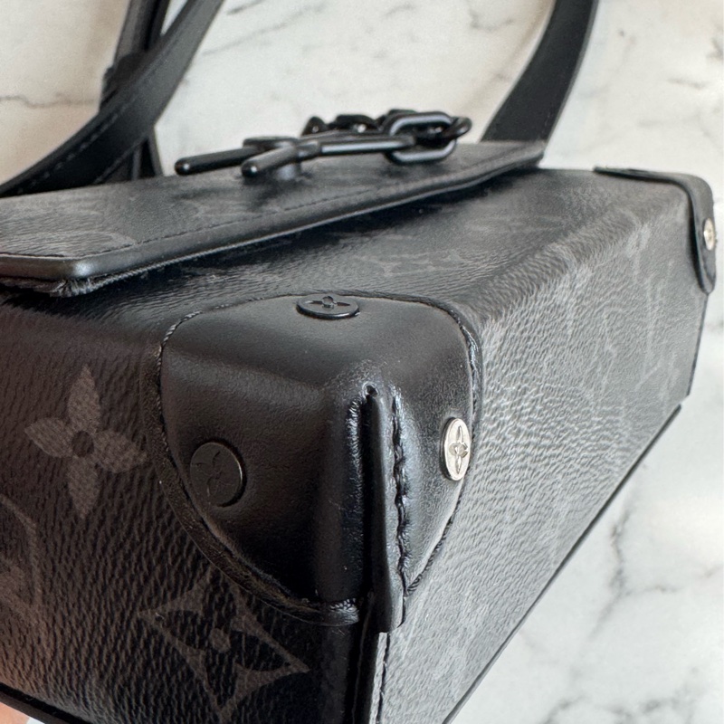 LV M81783黑花紋吸釦斜背包 超帥氣🤩🤩-10