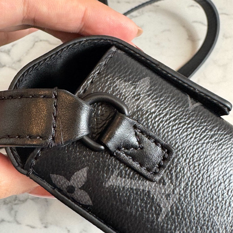 LV M81783黑花紋吸釦斜背包 超帥氣🤩🤩-12