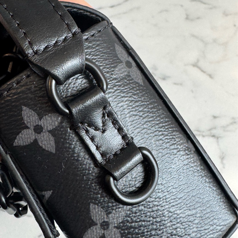 LV M81783黑花紋吸釦斜背包 超帥氣🤩🤩-13