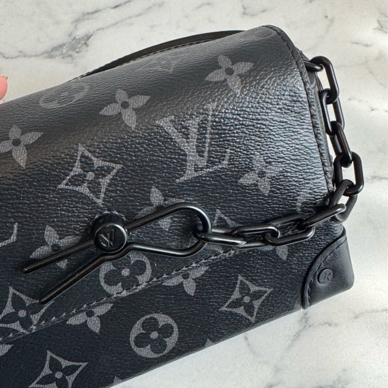 LV M81783黑花紋吸釦斜背包 超帥氣🤩🤩-14