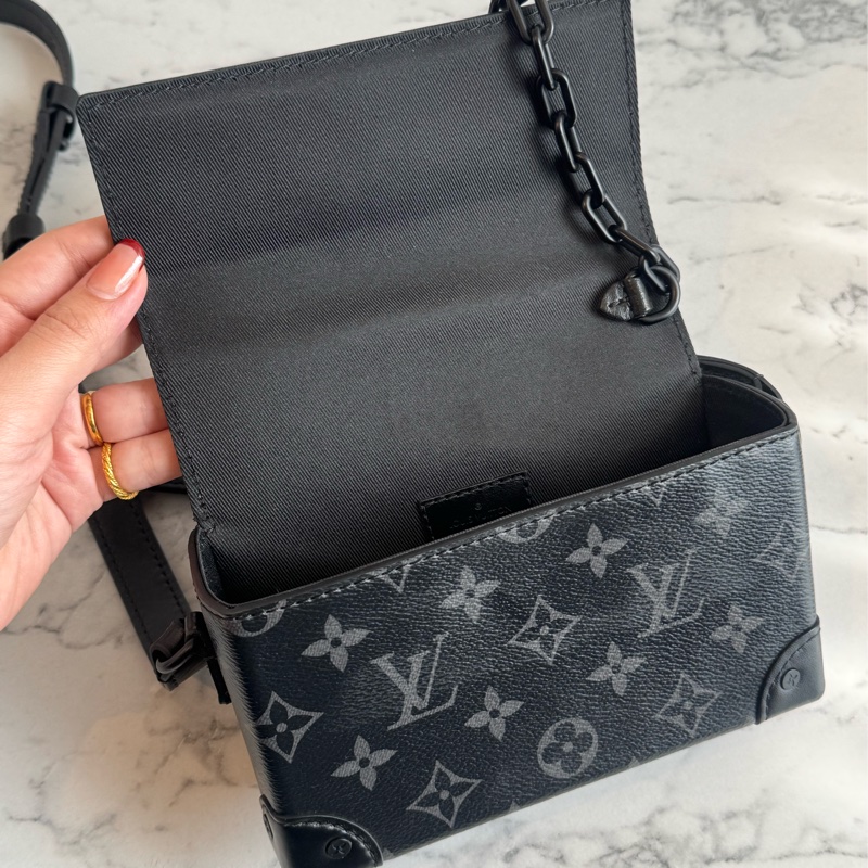 LV M81783黑花紋吸釦斜背包 超帥氣🤩🤩-16