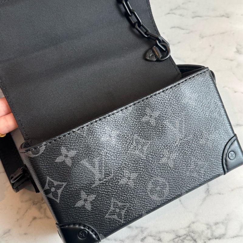 LV M81783黑花紋吸釦斜背包 超帥氣🤩🤩-17