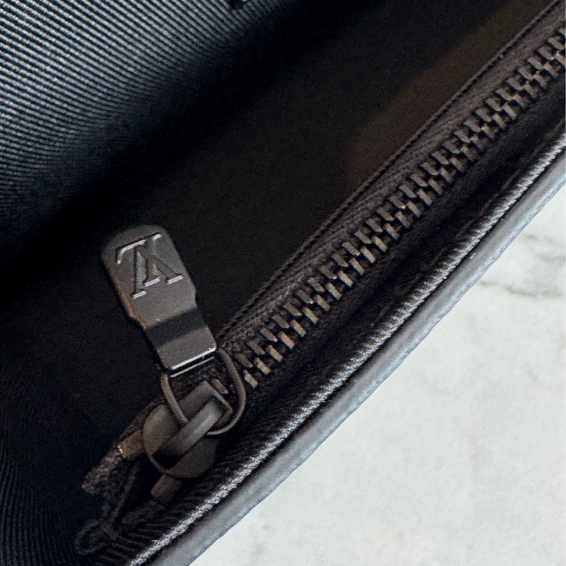 LV M81783黑花紋吸釦斜背包 超帥氣🤩🤩-21