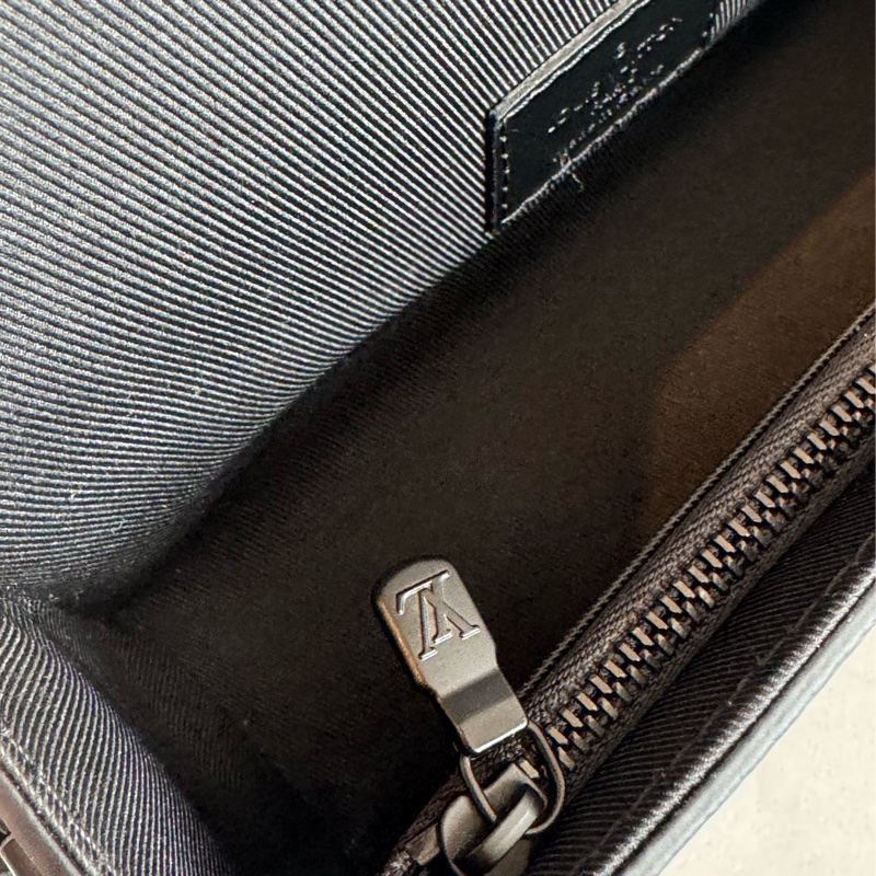 LV M81783黑花紋吸釦斜背包 超帥氣🤩🤩-22