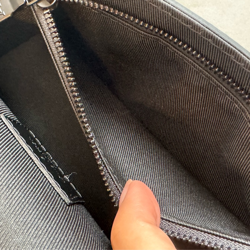 LV M81783黑花紋吸釦斜背包 超帥氣🤩🤩-24