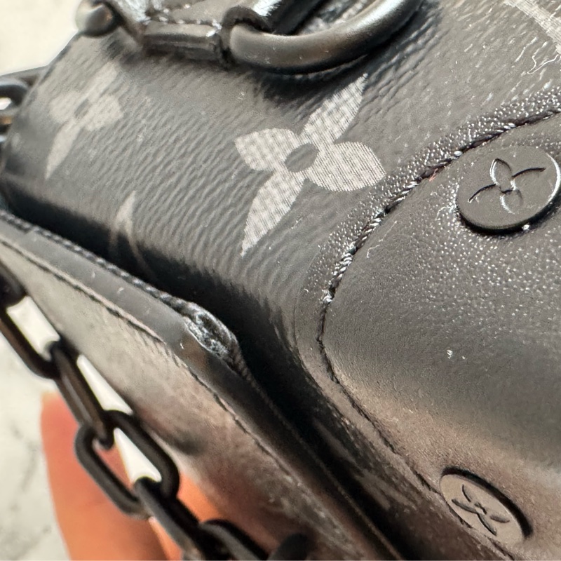 LV M81783黑花紋吸釦斜背包 超帥氣🤩🤩-25