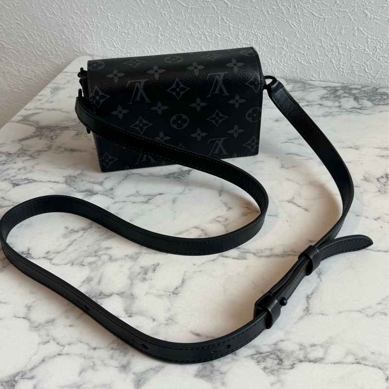 LV M81783黑花紋吸釦斜背包 超帥氣🤩🤩-26