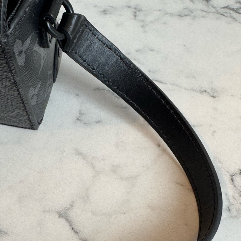 LV M81783黑花紋吸釦斜背包 超帥氣🤩🤩-29