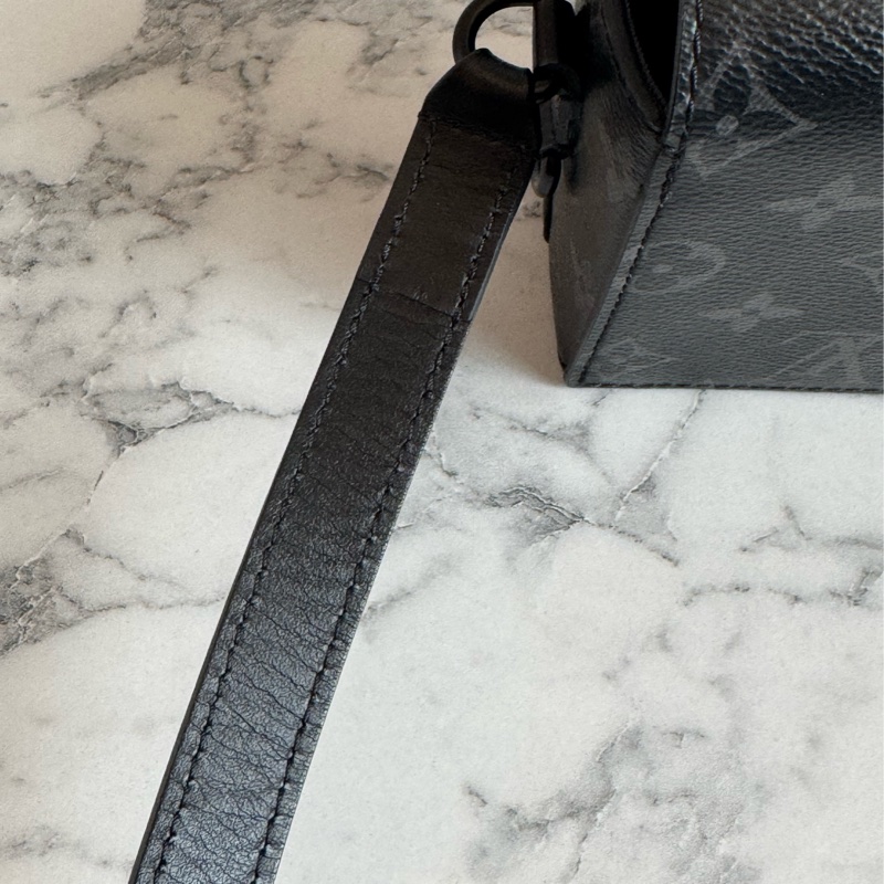 LV M81783黑花紋吸釦斜背包 超帥氣🤩🤩-31