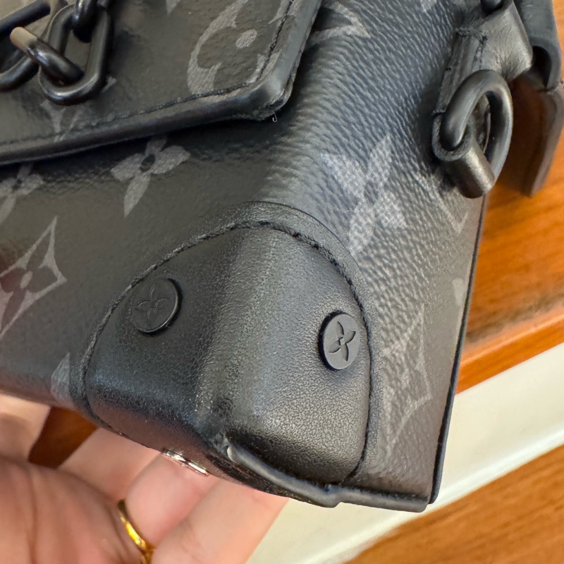 LV M81783黑花紋吸釦斜背包 超帥氣🤩🤩-32