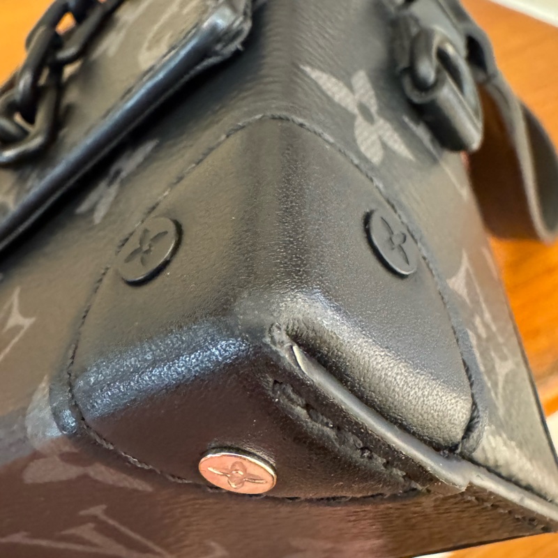 LV M81783黑花紋吸釦斜背包 超帥氣🤩🤩-33