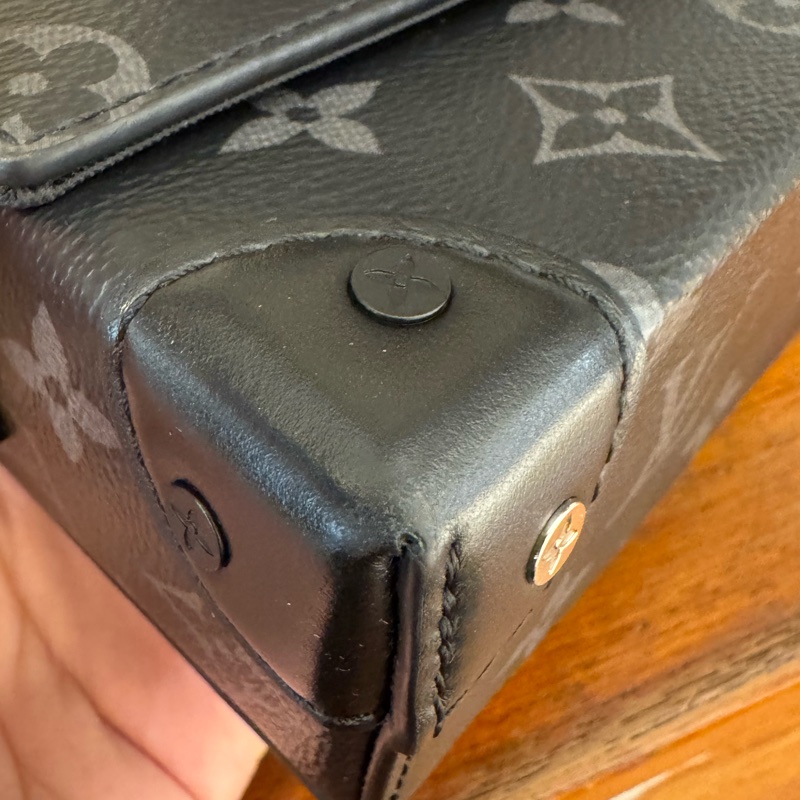 LV M81783黑花紋吸釦斜背包 超帥氣🤩🤩-34