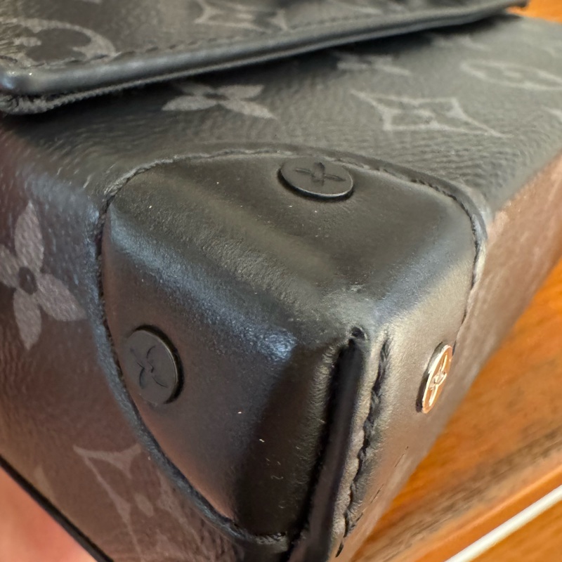 LV M81783黑花紋吸釦斜背包 超帥氣🤩🤩-35