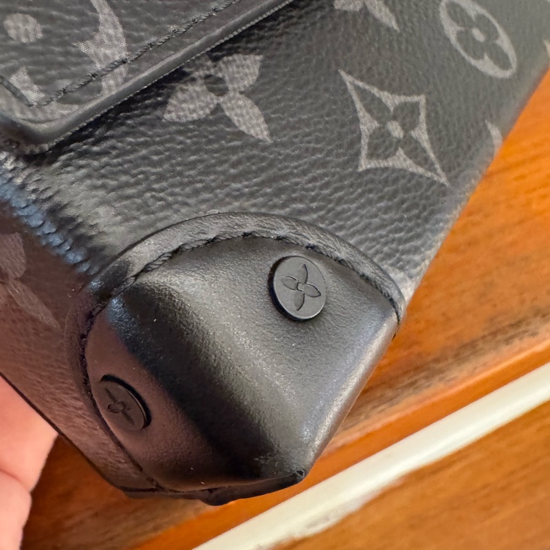 LV M81783黑花紋吸釦斜背包 超帥氣🤩🤩-36