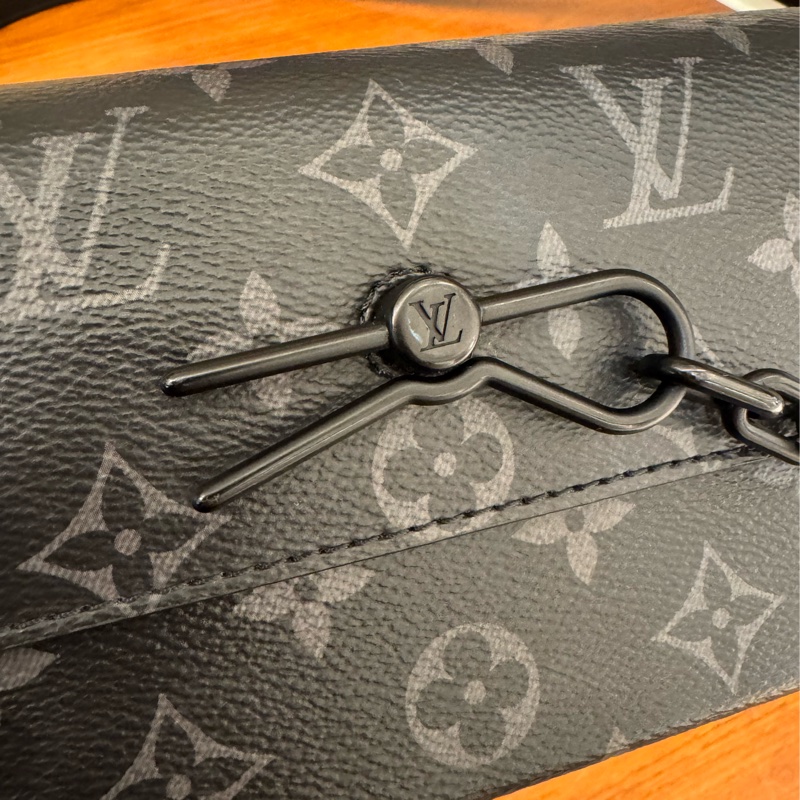 LV M81783黑花紋吸釦斜背包 超帥氣🤩🤩-37