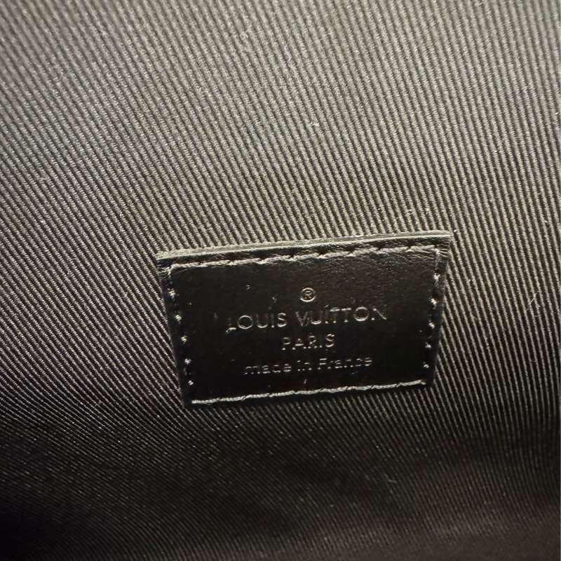 LV M81783黑花紋吸釦斜背包 超帥氣🤩🤩-38