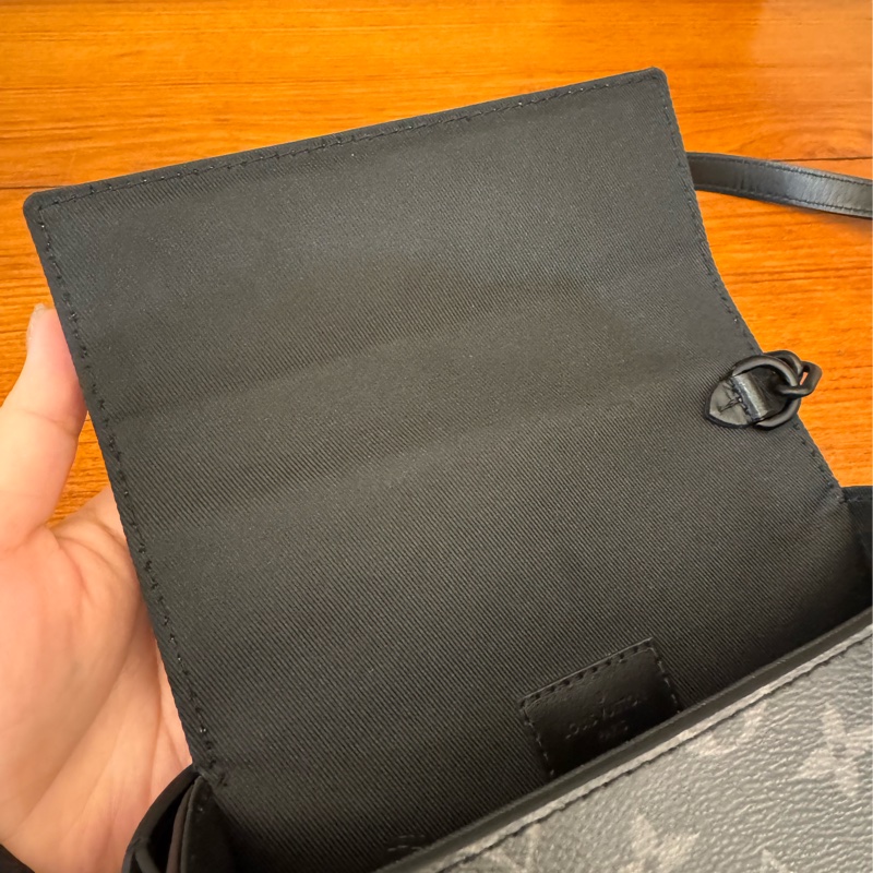 LV M81783黑花紋吸釦斜背包 超帥氣🤩🤩-39