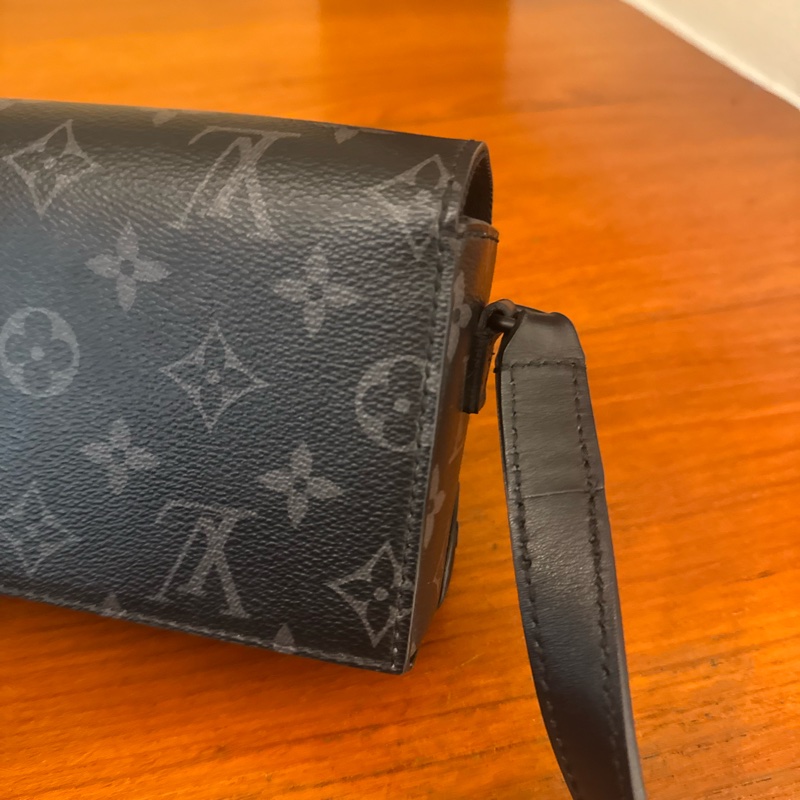 LV M81783黑花紋吸釦斜背包 超帥氣🤩🤩-40