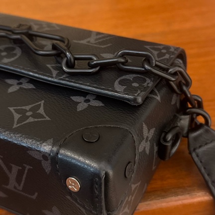 LV M81783黑花紋吸釦斜背包 超帥氣🤩🤩-43