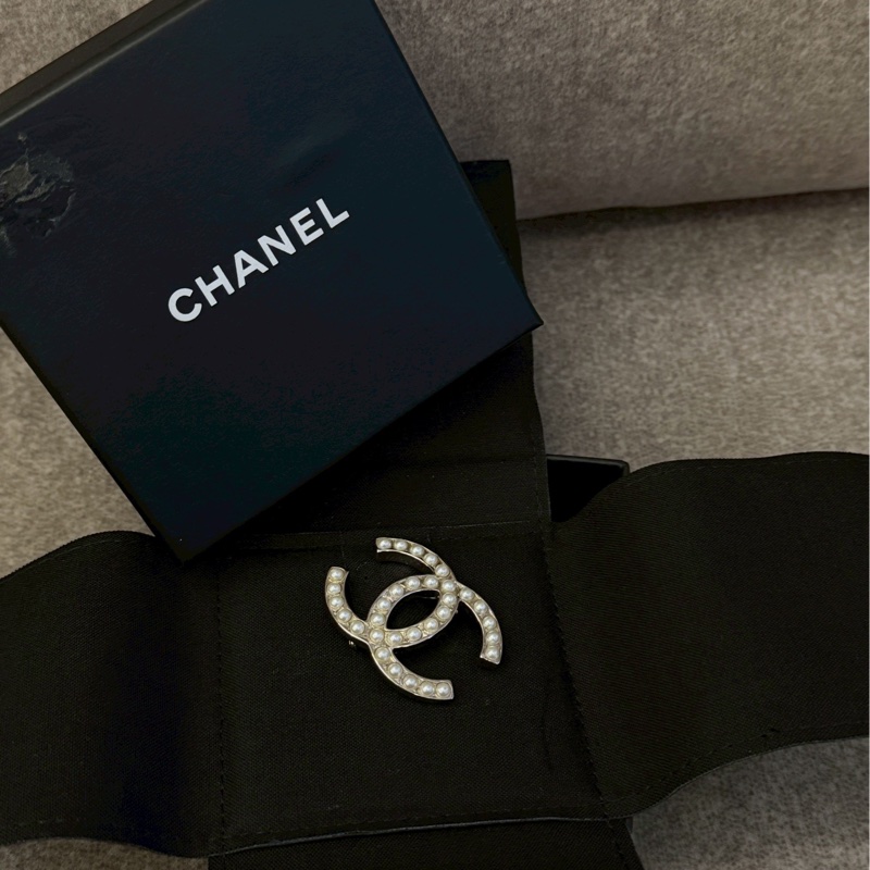 香奈兒經典珍珠胸針-0