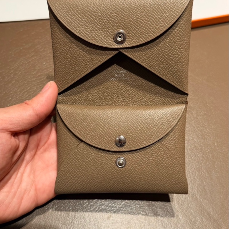 愛馬仕 Calvi duo 大象灰 全新 K刻 盒子紙袋緞帶 購證全-4