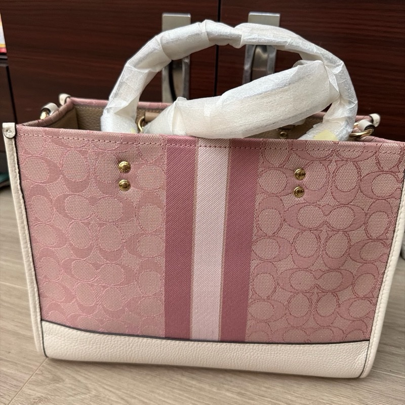 COACH Dempsey 系列丹寧色托特包-1