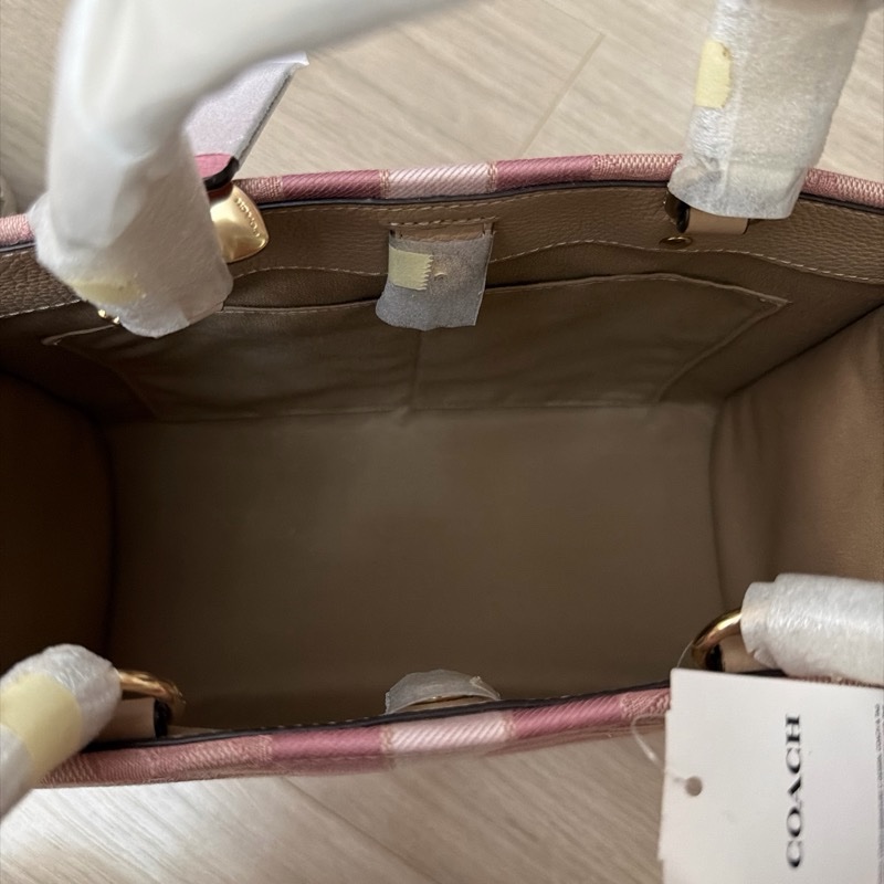 COACH Dempsey 系列丹寧色托特包-3