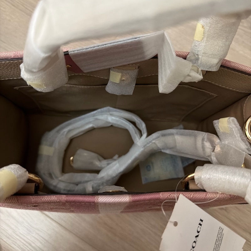 COACH Dempsey 系列丹寧色托特包-8