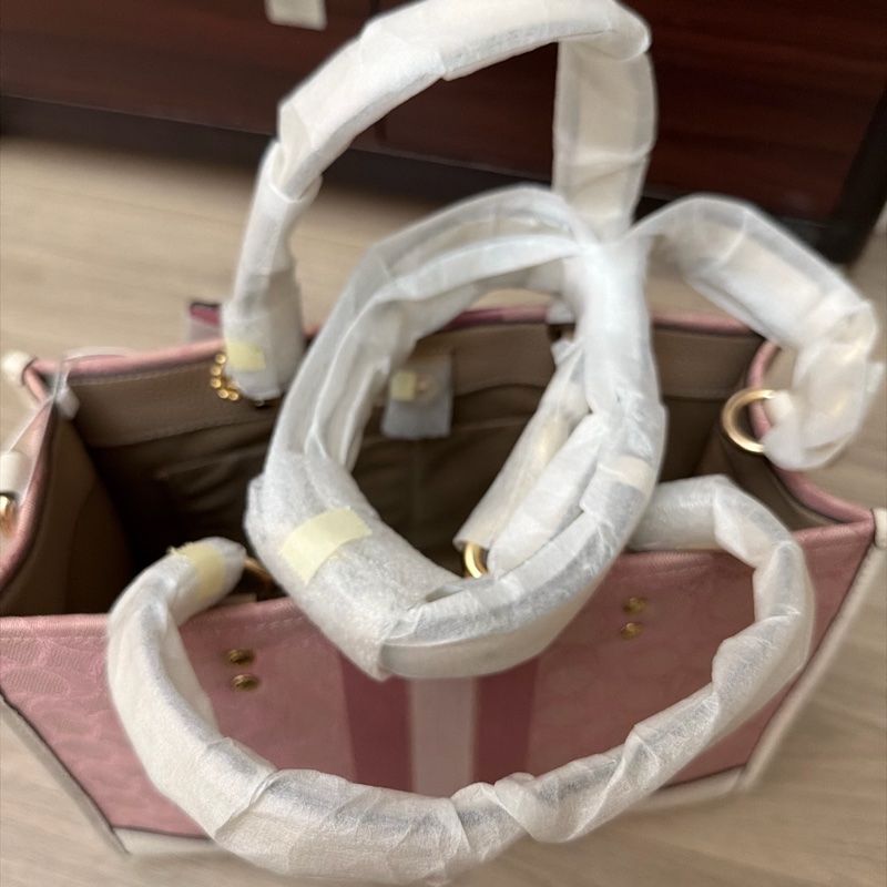 COACH Dempsey 系列丹寧色托特包-10