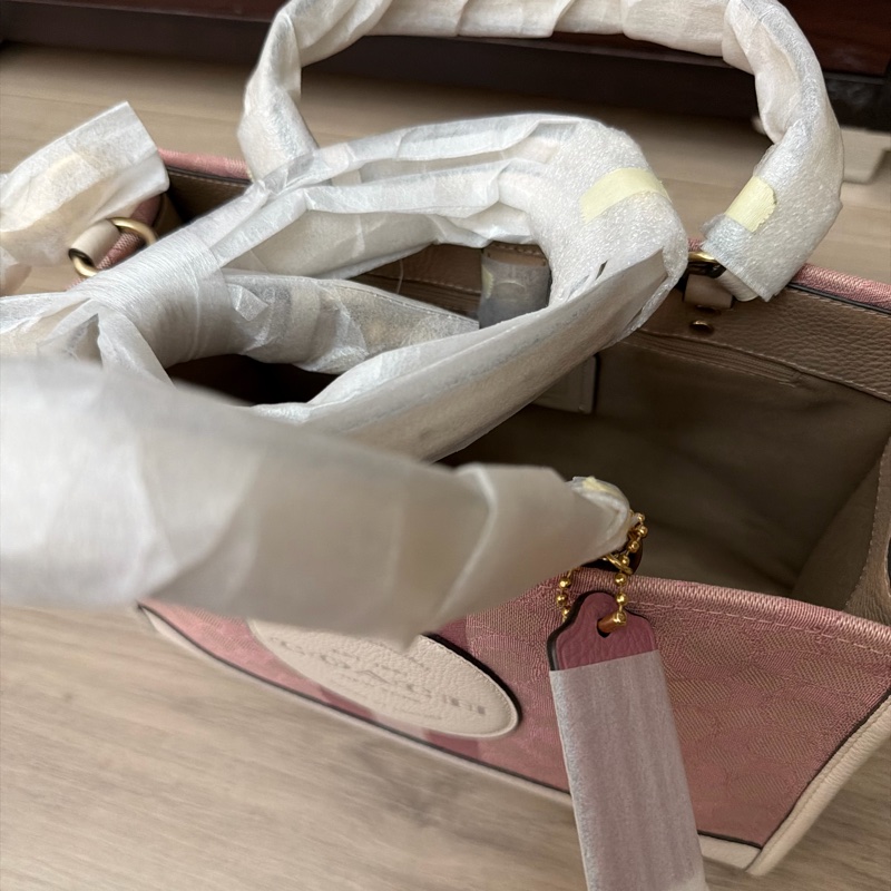 COACH Dempsey 系列丹寧色托特包-11